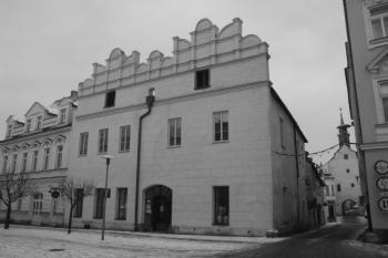 Dům č. p. 451 na nároží Mírového náměstí a Dačické ulice, ve dvoře zachovalá pozdně gotická stodola a sýpka ( © Ivan Grisa 12/2009)