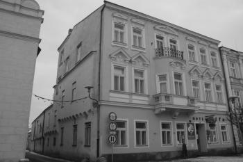 Dům č. p. 482 na nároží Mírového náměstí a Dačické ulice ( © Ivan Grisa 12/2009)