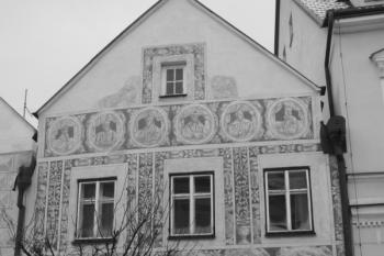 Průčelí domu č. p. 453 s portréty učenců a válečníků ( © Ivan Grisa 12/2009)