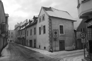 Nároží ulic Dačické a J. Švermy, v popředí dům č. p. 449 s dochovanou gotickou srubovou místností v patře ( © Ivan Grisa 12/2009)