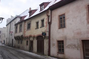 Dům č. p. 450 v Dačické ulici, v I. patře dochované renesanční interiéry ( © Ivan Grisa 12/2009)