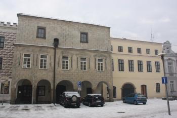 Domy č. p. 459 (vpravo, v interiéru přízemí sklípková klenba) a 460 (dochovaný mázhaus s osmibokým středním pilířem) ( © Ivan Grisa 12/2009)