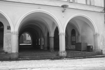 Průchod budovou školy ke kostelu ( © Ivan Grisa 12/2009)