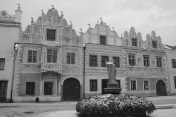 Domy č. p. 518 (dvojdům vlevo) a 517 na Horním náměstí ( © Ivan Grisa 12/2009)