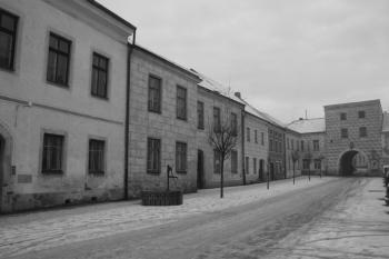 Severovýchodní část Horního náměstí s domy 516–511 (zleva) a Horní (Jemnickou, Znojemskou) branou ( © Ivan Grisa 12/2009)