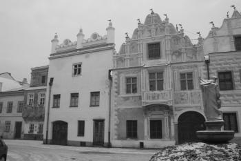 Dům č. p. 519 a levá polovina domu č. p. 518 (vpravo) ( © Ivan Grisa 12/2009)