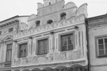 Dům č. p. 522 v severní frontě komunikace mezi oběma náměstími ( © Ivan Grisa 12/2009)