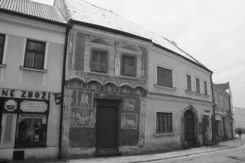 Domy v jižní frontě spojovací komunikace mezi oběma náměstími ( © Ivan Grisa 12/2009)