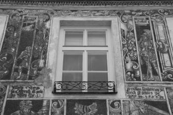 Detail sgrafit domu č. p. 520: David a Goliáš ( © Ivan Grisa 12/2009)