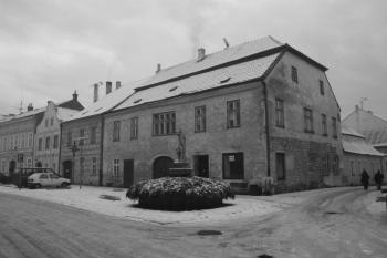 Domy č. p. 532–534 (zprava) v jižní frontě Horního náměstí, v popředí kašna se sochou sv. Floriána ( © Ivan Grisa 12/2009)