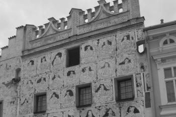 Dům č. p. 536 v jižní frontě Horního náměstí s fiktivními sgrafitovými portréty vládců a duchovních ( © Ivan Grisa 12/2009)
