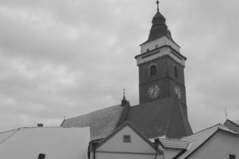 Městská věž a blok kolem kostela z ulice Boženy Němcové ( © Ivan Grisa 12/2009)