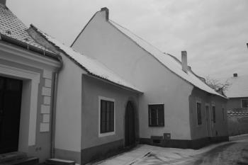 Zadní (východní) průčelí barokně přestavěného domu na rohu ulic B. Němcové a Nádražní ( © Ivan Grisa 12/2009)