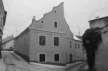 Barokně upravený dům na nároží ulic Nádražní a B. Němcové: pohled od západu ( © Ivan Grisa 12/2009)