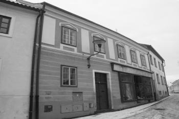 Jeden z domů na jižní straně kostelního bloku ( © Ivan Grisa 12/2009)
