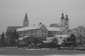 Jesuitská kolej z lávky přes Ulický rybník ( © Ivan Grisa 12/2009)