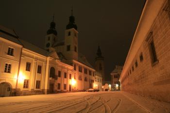 Bývalé gymnasium a kostel od severovýchodu ( © Stanislav Šůna 12/2009)
