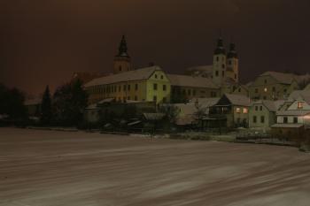 Kolej z lávky přes Ulický rybník ( © Stanislav Šůna 12/2009)