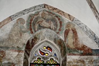 sedící Kristus v mandrole s klanícími se starci nad východním oknem jižní lodi ( © Pavel Zany Komárek 12.9. 2009)