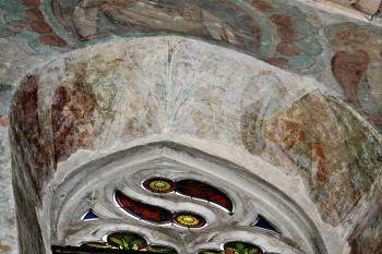 detail záklenku východního okna lodi s malbami a vrcholem novogotické kružby ( © Pavel Zany Komárek 12.9. 2009)