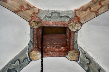 netypický svorník jižní lodi (druhé pole od východu) ( © Pavel Zany Komárek 12.9. 2009)
