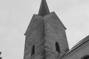 Kostel: věž od severozápadu ( © Ivan Grisa 12/2009)