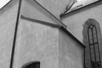 Kostel: štít lodi od jihovýchodu, nad střechou presbytáře je vidět štít původní lodi ( © Ivan Grisa 12/2009)