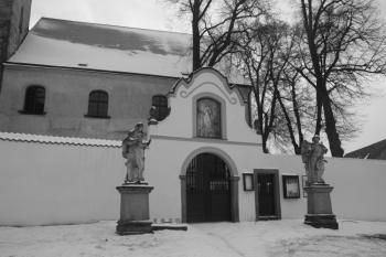 Vstupní brána na hřbitov ( © Ivan Grisa 12/2009)
