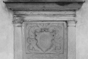 Kostel: renesanční náhrobek u západního průčelí ( © Ivan Grisa 12/2009)