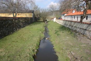 Západní část příkopu před hlavní branou ( © Ivan Grisa 04/2011)