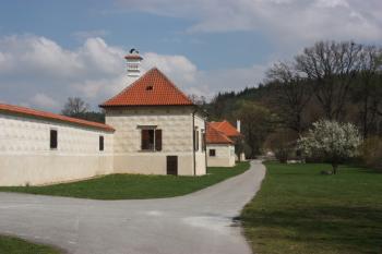 Východní strana zámku od jihu ( © Ivan Grisa 04/2011)