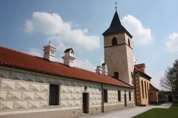 Zámecký kostel Narození Panny Marie od jihozápadu ( © Ivan Grisa 04/2011)