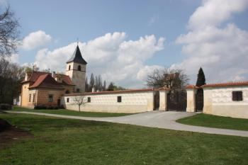 Zámecký kostel Narození Panny Marie od severovýchodu ( © Ivan Grisa 04/2011)