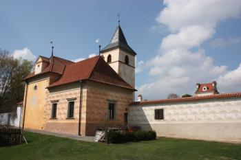 Zámecký kostel Narození Panny Marie od severovýchodu ( © Ivan Grisa 04/2011)