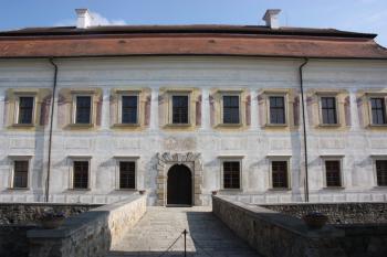 Hlavní zámecká budova: pohled od jihu ( © Ivan Grisa 04/2011)