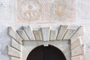 Hlavní zámecká budova: jižní portál ( © Ivan Grisa 04/2011)