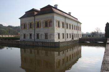 Hlavní zámecká budova: pohled od jihozápadu ( © Ivan Grisa 04/2011)