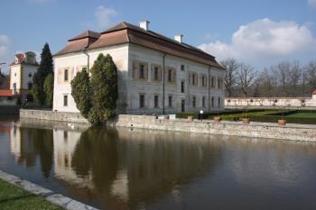 Hlavní zámecká budova: pohled od severovýchodu ( © Ivan Grisa 04/2011)