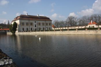 Hlavní zámecká budova: pohled od severovýchodu ( © Ivan Grisa 04/2011)