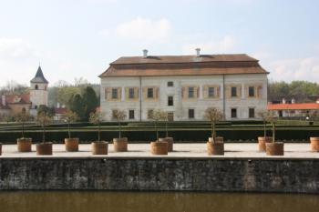 Hlavní zámecká budova: pohled od severu ( © Ivan Grisa 04/2011)