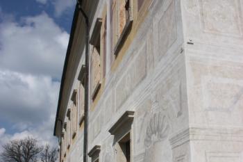 Hlavní zámecká budova: jižní fasáda ( © Ivan Grisa 04/2011)