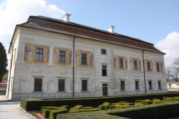 Hlavní zámecká budova: pohled od severu ( © Ivan Grisa 04/2011)