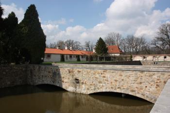 Most přes vnitřní příkop zámku ( © Ivan Grisa 04/2011)