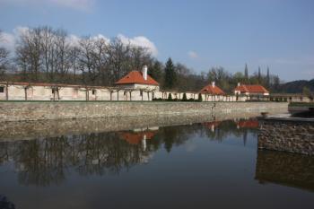 Západní zeď s přiloženými pavilony od hlavní zámecké budovy ( © Ivan Grisa 04/2011)