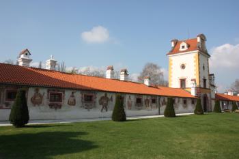 Jihovýchodní křídlo a vstupní věž ( © Ivan Grisa 04/2011)