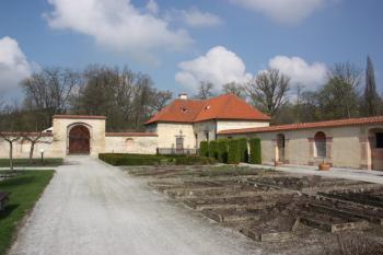 Bylinková zahrádka a pavilon v severovýchodním rohu areálu ( © Ivan Grisa 04/2011)