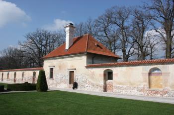 Pavilon ve středu západní zdi ( © Ivan Grisa 04/2011)