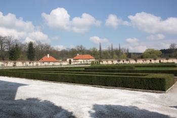 Severozápadní roh areálu od hlavní zámecké budovy ( © Ivan Grisa 04/2011)