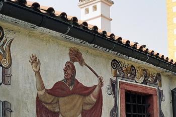 Indián na fresce v nádvoří (© Ivan Grisa, 08/2003)