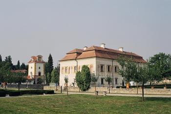 Hlavní palác a brána od severovýchodu (© Ivan Grisa, 08/2003)